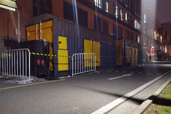 高港柴油发电机组的输出电压是如何调节的？