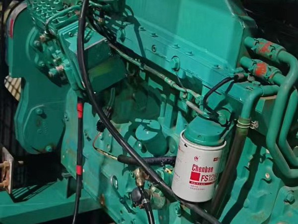 高港如何确定新的发电机组控制系统是否与原系统兼容？